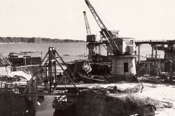 大間港船渠とクレーン台座の画像2