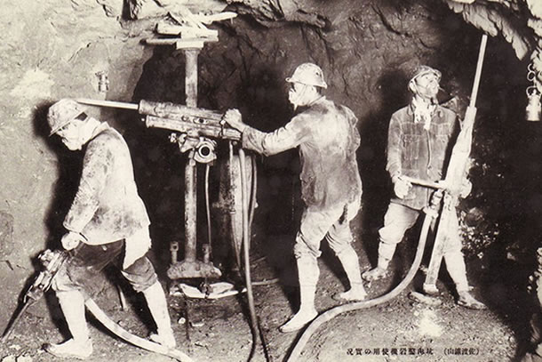 近代の坑内作業の様子（絵葉書）の画像2