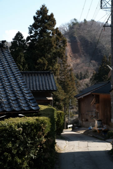 笹川の町並みと虎丸山