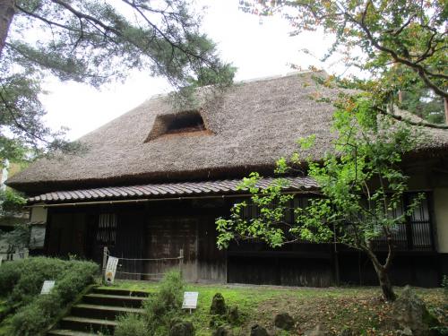 佐渡博物館中庭　かやぶき民家の写真