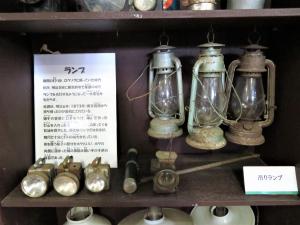 小木民俗博物館　ランプ展示の写真
