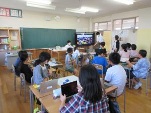 教育環境の整備(電子黒板やタブレットを用いて佐渡の魅力を発信する児童たち1)