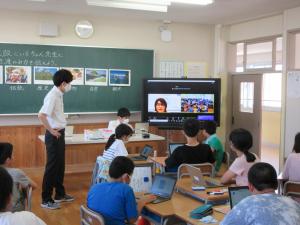 教育環境の整備(電子黒板やタブレットを用いて佐渡の魅力を発信する児童たち2)