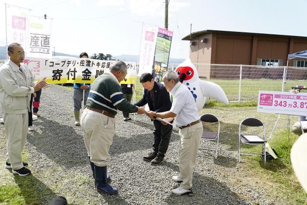 R3田んぼアート稲刈りイベント　寄付金贈呈式の写真