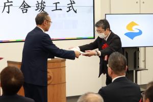 感謝状贈呈　(株)金井電設　様