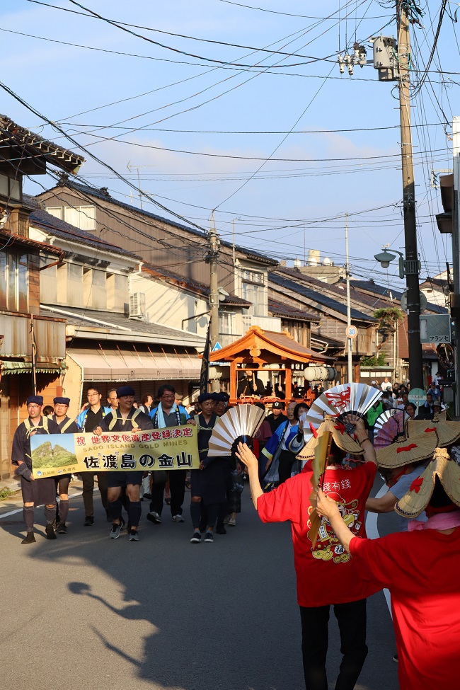 街頭からのお祝い