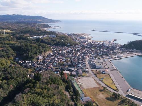 円弧状の入り江に沿った町並み