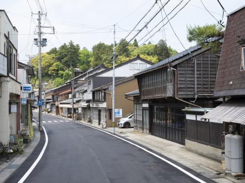 切妻造平入の町家が連続して建ち並ぶ