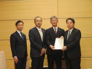 林内閣官房長官兼拉致問題担当大臣に要望書を手交