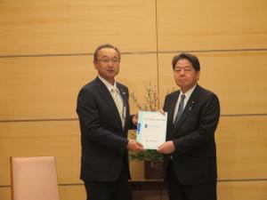 林内閣官房長官兼拉致問題担当大臣に佐渡市立真野小学校5年生が作成した石破内閣総理大臣宛て手紙等を手交