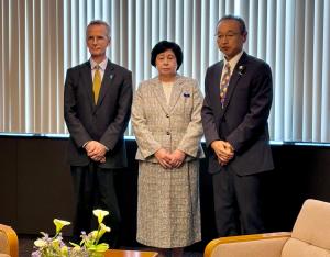 左から、ジェローム・ライアン一等書記官、曽我ひとみさん、渡辺市長の写真