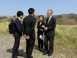 国府川河口を視察するジェローム・ライアン一等書記官と東方政務補佐官