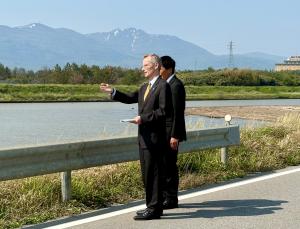 国府川河口を視察するジェローム・ライアン一等書記官