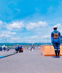 青空の下ポンプ操法写真②