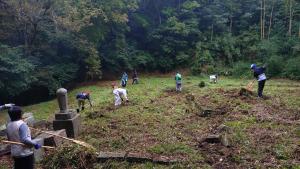 上寺町地区で草刈りを行っている様子