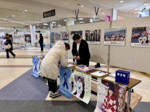 署名活動の様子