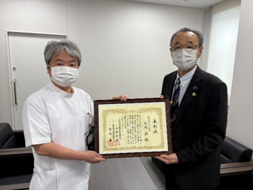 院長と師長が表彰状を持っている写真