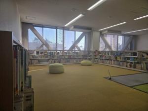さわた図書館・子育て支援センター内観
