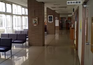 救急処置室入口の画像