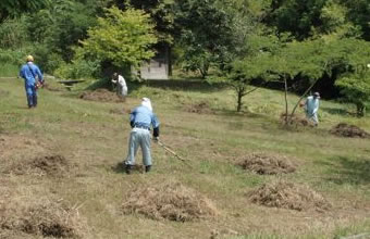 鶴子銀山公園での清掃活動の様子の画像
