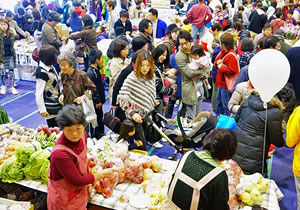 オール佐渡産の「地産地消フェスタ」、販売者と購入者で賑わう様子