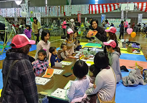 「しまびと元気まつり」における、子育て支援グループ「しまうまごはん」と「はぐりんず」によるクリスマスカードワークショップ風景