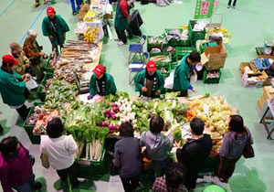 「地産地消フェスタ」では、消費者と生産者の交流を深めるために、物産展やスイーツコンテストなども開催しました。の画像