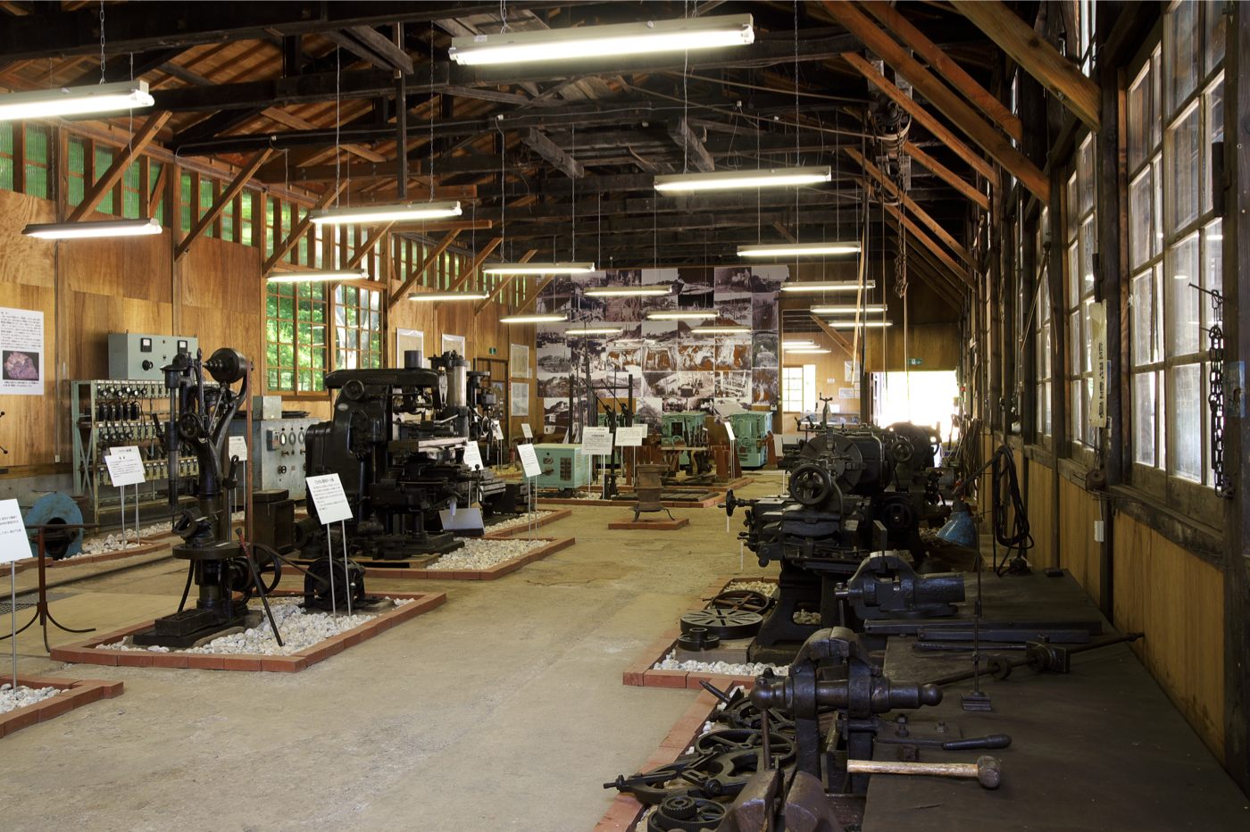 旧佐渡鉱山採鉱施設電車車庫機械工場の画像