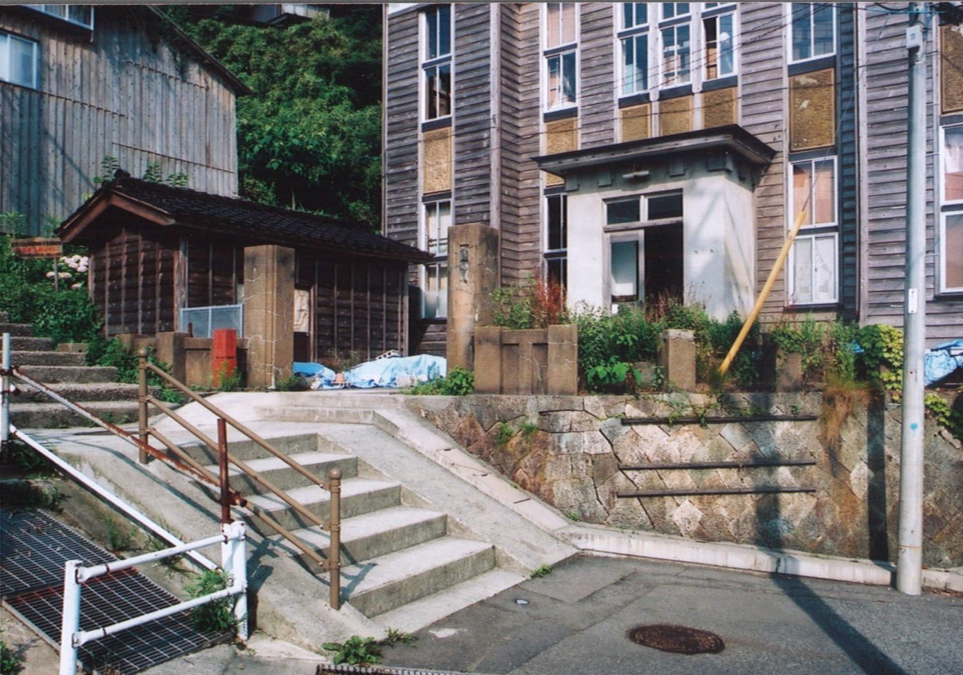 旧相川税務署門及び袖塀の画像