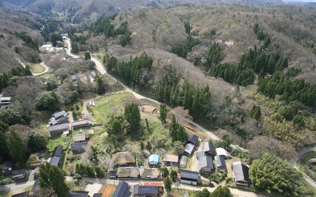 砂金採掘跡と笹川集落の画像