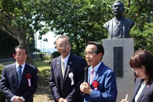 山本悌二郎像除幕式