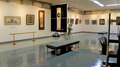 日本アマチュア秀作美術館　館内の写真